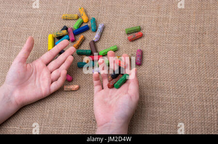 Verwendete Farbe Buntstifte und eine Hand, die einige Stockfoto