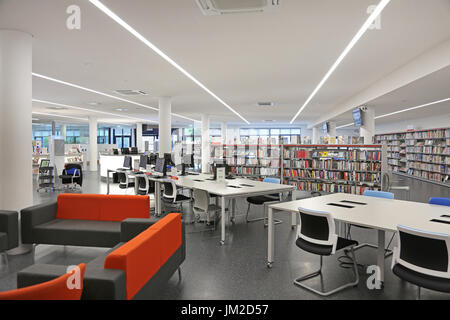 Innenansicht der neu restaurierten Marcus Garvey Bibliothek in London Borough of Haringey, Vereinigtes Königreich. Zeigt traditionelle Bücherregale und neue Computer-Terminals. Stockfoto