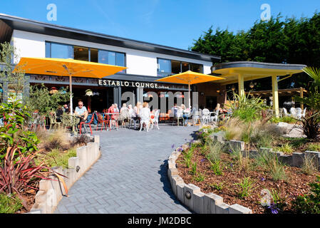 Menschen außerhalb neu eröffneten Establo Cafe Bar genießen Sie das warme Sommerwetter. Rustington, West Sussex, UK Stockfoto