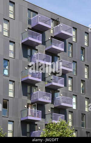 Balkone auf einem Wohngebäude Tower in London, UK, mit Blick auf Stratford High Street Stockfoto