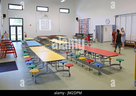 Innere der Haupthalle in einem neu gebauten London Primary School. Zeigt Klapptische für Schulessen ausgebreitet. Stockfoto