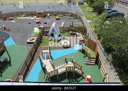 Außenspielbereich an eine neue Grundschule in London UK. Zeigt erhöhte spielen Kletterausrüstung, Hause und farbigen Oberflächen. Stockfoto