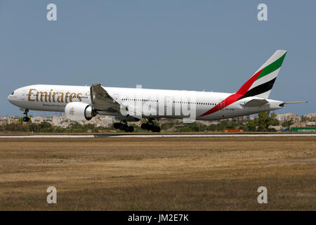 Emirates Boeing 777-31H/ER [A6-ENV] auf Finale Start-und Landebahn 31, täglichen Flug von Dubai. Stockfoto