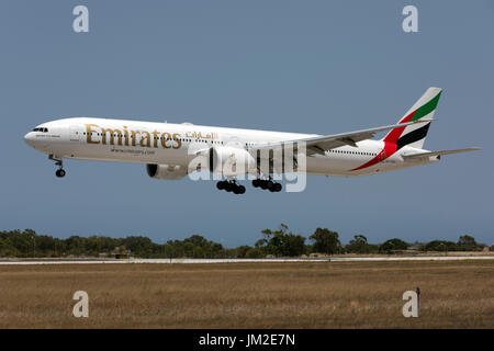 Emirates Boeing 777-31H/ER [A6-ENV] auf Finale Start-und Landebahn 31, täglichen Flug von Dubai. Stockfoto