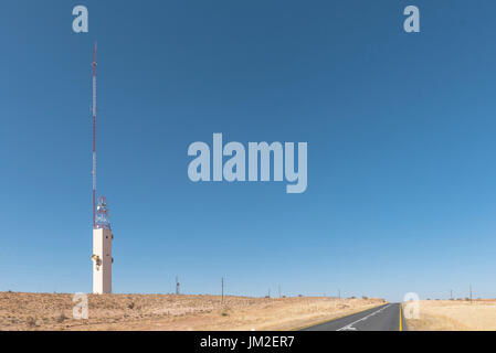 Eine Mikrowelle Glos Turm und ein Handy Turm in der Nähe von Kalkrand, einem Dorf an der B1-Straße zwischen Mariental und Rehoboth Stockfoto