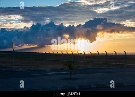 Sonnenuntergang auf der Insel Pico Airport. Bunten Abend in der Azoren Archipel Stockfoto