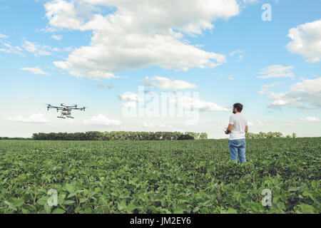 Techniker Landwirt Gebrauch Wifi Computer Kontrolle Landwirtschaft drone auf grüner Wiese Stockfoto