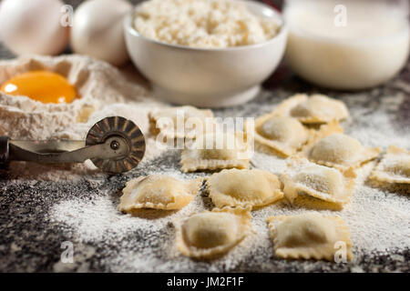 Italienische Küche, hausgemachte Pasta Ravioli auf Granit Hintergrund. Stockfoto