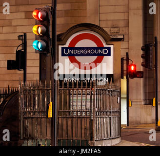 Nachtansicht der Bank Junction, Bankenviertel, Bank-u-Bahnstation vorhanden. City of London. Stockfoto