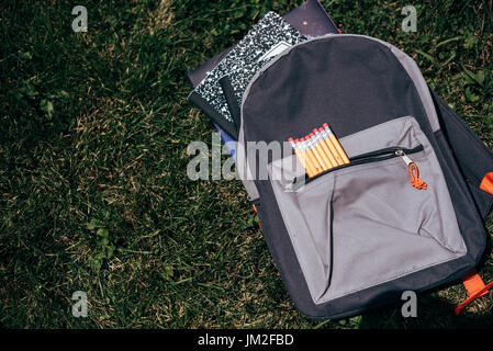 Eine Tasche, Rucksack mit Schule liefert für zurück in die Schule. Stockfoto