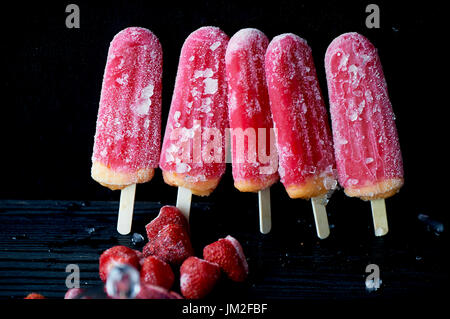 Jugend-Eis aus der Tiefkühltruhe pop. mit einem Hauch von Frost und Eis. Erfrischend in der Hitze. Stockfoto