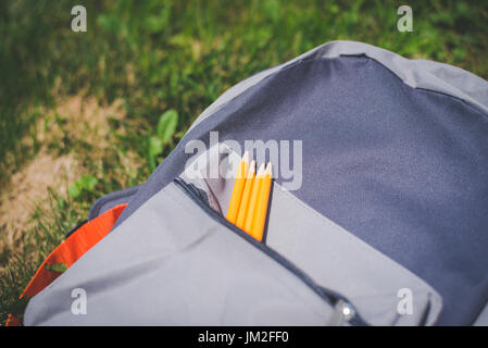 Buch Taschen oder Rucksäcke voller zurück zu Schule-Versorgungsmaterialien. Stockfoto