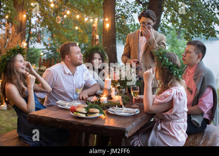 Menschen mit Abendessen im Garten Stockfoto