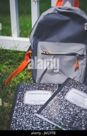 Buch Taschen oder Rucksäcke voller zurück zu Schule-Versorgungsmaterialien. Stockfoto