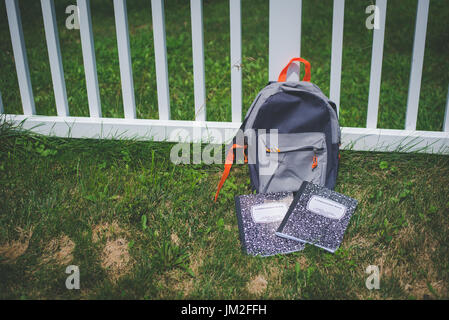 Buch Taschen oder Rucksäcke voller zurück zu Schule-Versorgungsmaterialien. Stockfoto