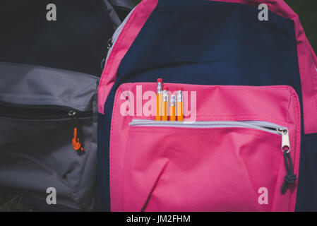 Eine Tasche, Rucksack mit Schule liefert für zurück in die Schule. Stockfoto