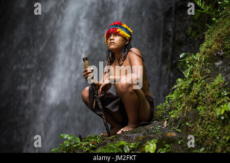 Ein einsamer Entdecker hat einem amazonischen Schamanen Bestreben, den Lehrling zu finden, der über die Jahrtausende Tradition überliefert ihm durch h stattfinden wird dokumentiert Stockfoto