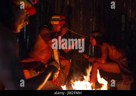 Ein einsamer Entdecker hat einem amazonischen Schamanen Bestreben, den Lehrling zu finden, der über die Jahrtausende Tradition überliefert ihm durch h stattfinden wird dokumentiert Stockfoto