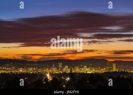 Dramatischen Sonnenuntergang Himmel über die Skyline der Stadt Portland Oregon Innenstadt Stockfoto