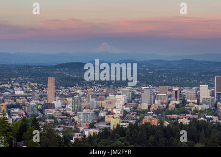 Alpenglühen über Mount Hood und Stadtbild der Innenstadt von Portland Oregon nach Sonnenuntergang Stockfoto