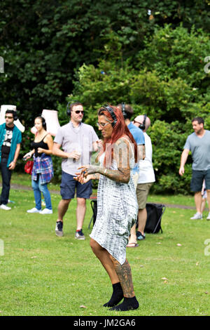 Stark tätowierte Frau tanzt beim internationalen Musikfestival in Sefton Park Liverpool im Juli 2017 Stockfoto