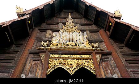 Dekorativen Giebel und Tür am Wat Phan Tao, Thai-Tempel in Chiang Mai, Thailand Stockfoto