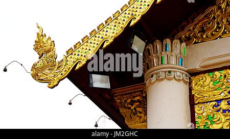 Goldene Schlange Naga Schlange Handwerk auf dem Dach der Kirche im Wat Chedi Luang Worawihan, Chiang Mai, Thailand Stockfoto