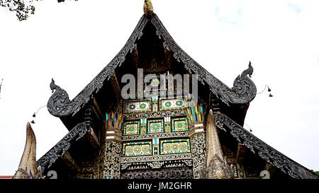 Dekorativ am Giebel der Holzgebäude Vihara Luang Pu Mun im Wat Chedi Luang Worawihan, Chiang Mai, Thailand. Stockfoto