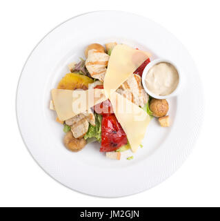 Warm Chicken Salat mit Gemüse und Sahne Sause. Isoliert auf weißem Hintergrund. Stockfoto