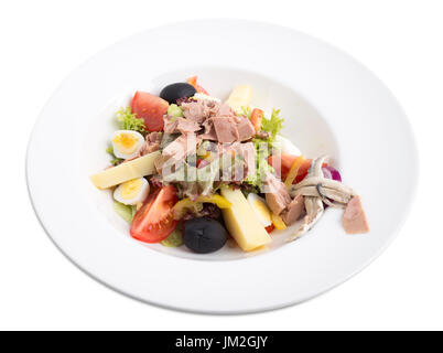 Köstliche Nicoise-Thunfisch-Salat mit Eiern und Gemüse. Isoliert auf weißem Hintergrund. Stockfoto