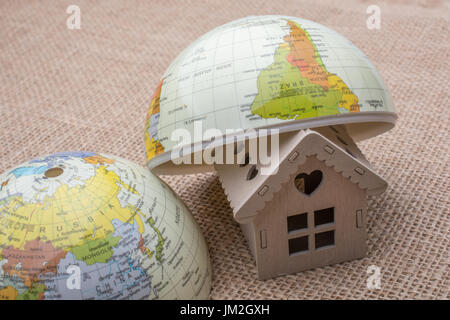 Musterhaus und eine Kugel auf einer Leinwand Stockfoto