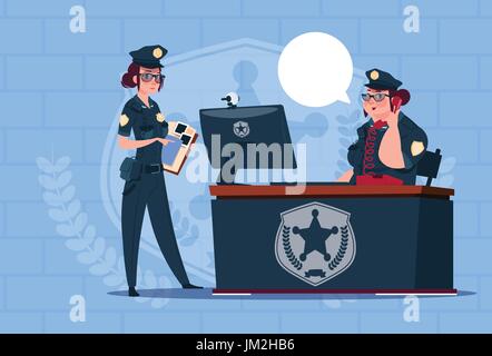 Zwei Polizei-Frauen, die Arbeiten am Computer tragen einheitliche weibliche wachen auf blauen Ziegeln Hintergrund Stock Vektor