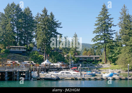 Sportboote angedockt in der Bowen Island Marina in Snug Cove auf Bowen Island in der Nähe von Vancouver, British Columbia, Kanada Stockfoto