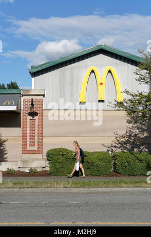 Frau hinter einem McDonald's Restaurant in Kerrisdale, Vancouver, British Columbia, Kanada Stockfoto