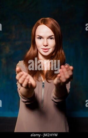 junge rothaarige Mädchen halten Hände Stockfoto