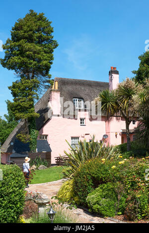 einer traditionellen strohgedeckten Dach Hütte im Dorf Cockington, Devon, England, Großbritannien, uk. Stockfoto