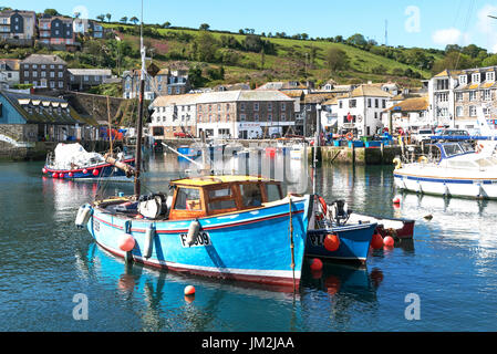 Angelboote/Fischerboote im Hafen von Mevagissey, Cornwall, England, Großbritannien, uk. Stockfoto