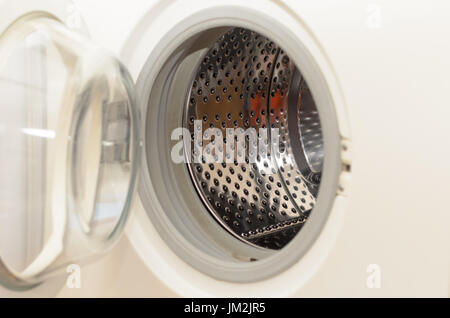 Waschmaschine, in der Kleidung auf den gummierten Walzen unterstützt