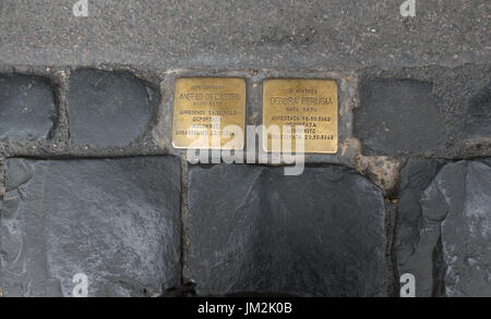 Stolpersteine, aka Stolpersteine an Holocaust-Opfer House, Rom.  Beschriftet mit Namen & Daten der Bewohner deportiert nach Auschwitz im zweiten Weltkrieg. Stockfoto