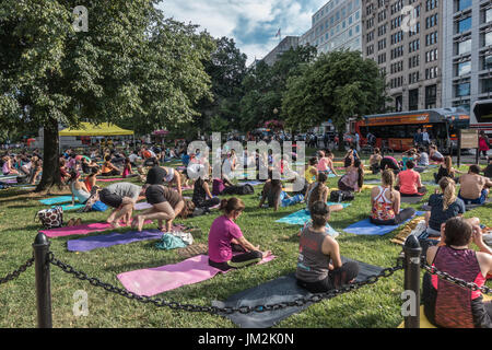 Gruppe Yoga im Park, Farragut Park, Washington, DC. Wöchentlich am frühen Abend Mai - Sept. während Pendler eilig nach Hause. Durch goldene Dreieck Assoc gefördert Stockfoto