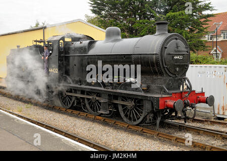 Eine erhaltene und restaurierte EX LMS 4f Klasse betriebene Dampflok an der West Somerset Railway Minehead Station. Stockfoto