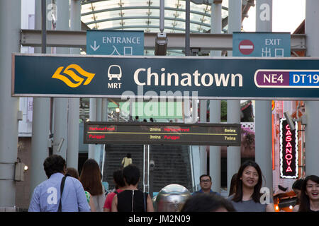 Eingang Chinatown MRT in der Pagoda Street, Singapur Stockfoto