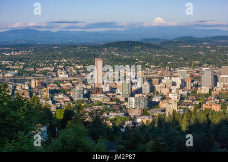 Portland Oregon Stadt mit Mt. hood Stockfoto