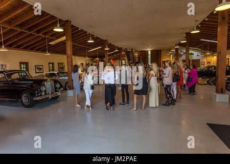 Touristen, Weintour, Autosammlung, weit Niente Weingut, Oakville, Napa Valley, Napa County, Kalifornien Stockfoto