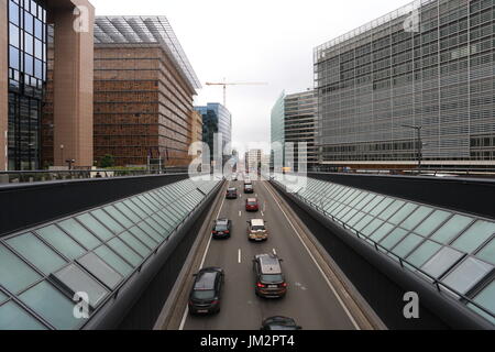 Brüssel, Belgien - 17. Juli 2017: Verkehr auf der zentralen Straße von Brüssel. Loi Straße in Brüssel am Morgen. Stockfoto