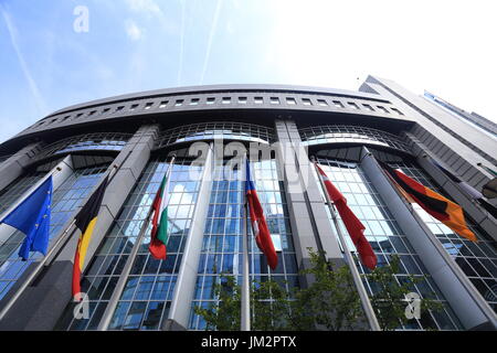 Brüssel, Belgien - 17. Juli 2017: Flaggen auf europäischen Parlamentsgebäude Hintergrund. Flaggen der EU-Länder gegenüber Fassade des Europäischen Parlaments Buil Stockfoto