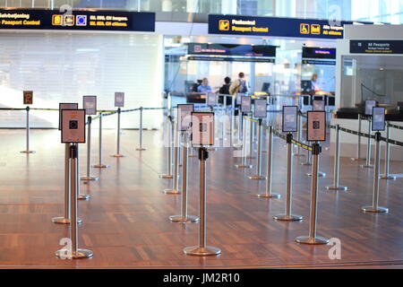 Flughafen von Kopenhagen, Dänemark - 15. Juli 2017: Pass auf Sicherheit und Reisepass Bereich am Flughafen. Stockfoto