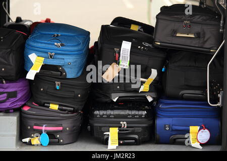 Flughafen von Kopenhagen, Dänemark - 15. Juli 2017: Passagier-Gepäck im Flugzeug. Bunte Koffer im Flugzeug Nahaufnahme. Stockfoto