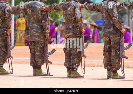 Loi Kaw Wan, Myanmar - Mai 21: Unbekannte Gruppe von Soldaten an einer Ausbildung bei Boot Camp am 21. Mai 2017 In Loi Kaw Wan, Myanmar. Stockfoto