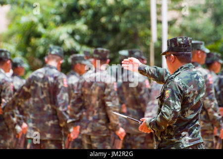 Loi Kaw Wan, Myanmar - Mai 21: Unbekannte Gruppe von Soldaten an einer Ausbildung bei Boot Camp am 21. Mai 2017 In Loi Kaw Wan, Myanmar. Stockfoto